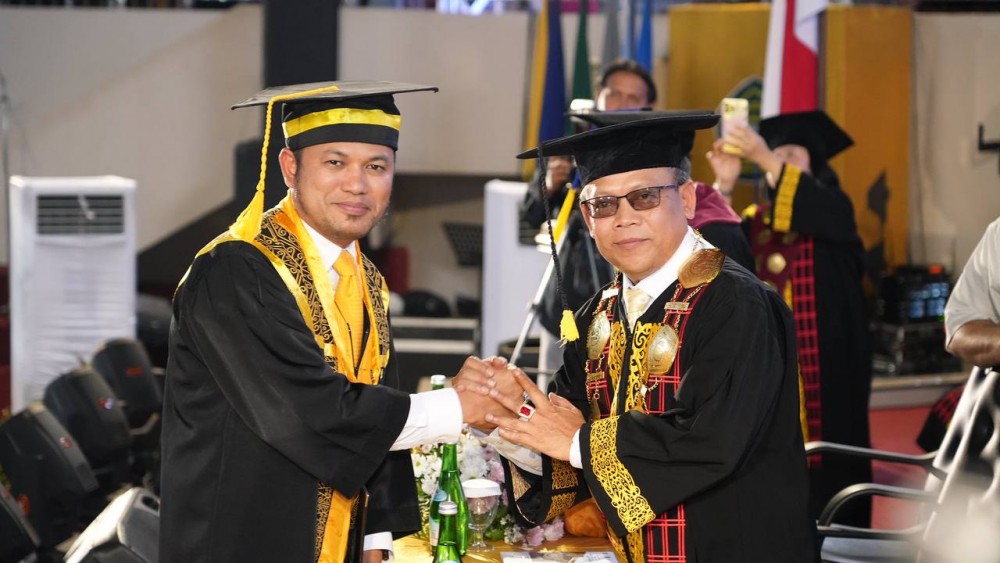 Resmi Raih Gelar Doktor, Gubernur Harum : Dengan Gratispol Kita Berikan Pendidikan Terbaik untuk Anak-anak Kaltim