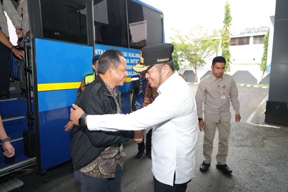 Gubernur Harum Sambut Kedatangan Mendagri di Balikpapan
