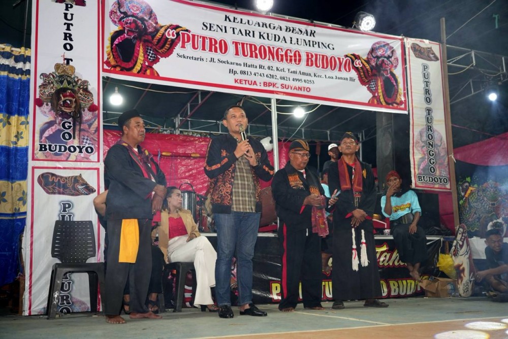 Wagub Seno Apresiasi Pergelaran Seni Kuda Lumping Putro Turonggo Budoyo