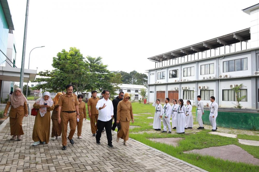 Kunjungan Mendadak ke SMAN 10 Samarinda, Pj Gubernur: Lembaga Pendidikan Bukan Lembaga Profit