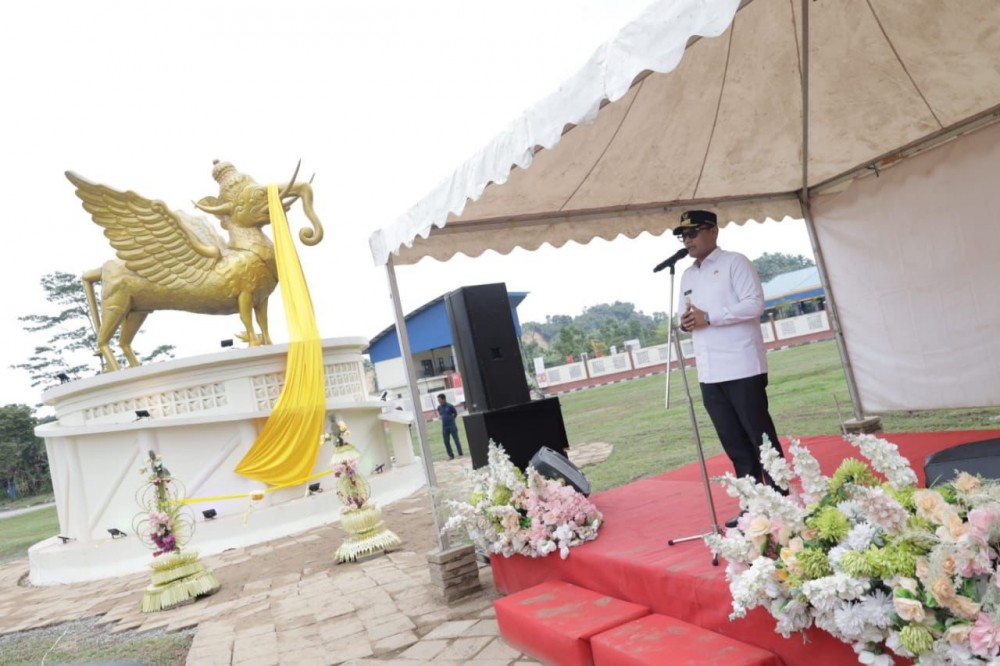 Wagub Seno Resmikan Patung Lembuswana di Bundaran Stadion Palaran