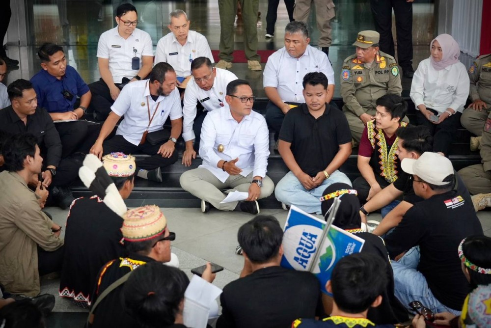 Duduk Bersama di Teras Kantor Gubernur, Wagub Terima Perwakilan Warga Mahulu