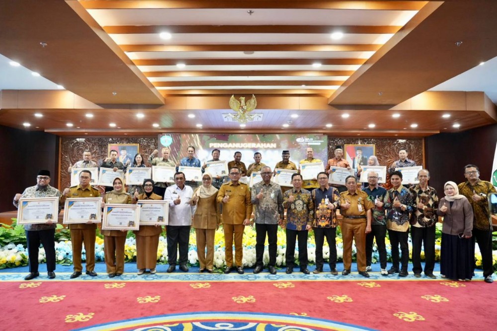 Penyerahan Penghargaan Paritrana Award 2024, Gubernur Harum : Perlindungan Jamsostek Hak Rakyat