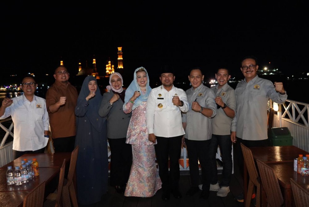 Susur Sungai Mahakam bersama Komisi VI DPRRI di Kapal Bentong, Gubernur Harum : Kaltim Perlu Energi Luar Biasa