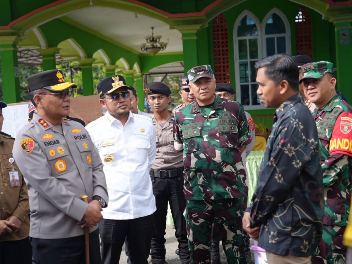 Tinjau Kesiapan Dua TPS Kecamatan Muara Badak, Gubernur Harum Ingatkan Masyarakat Menggunakan Hak Pilihnya