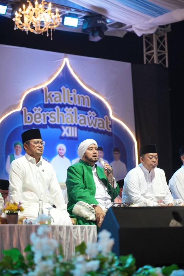 Puluhan Ribu Umat Muslim Berselawat di Gelora Kadrie Oening