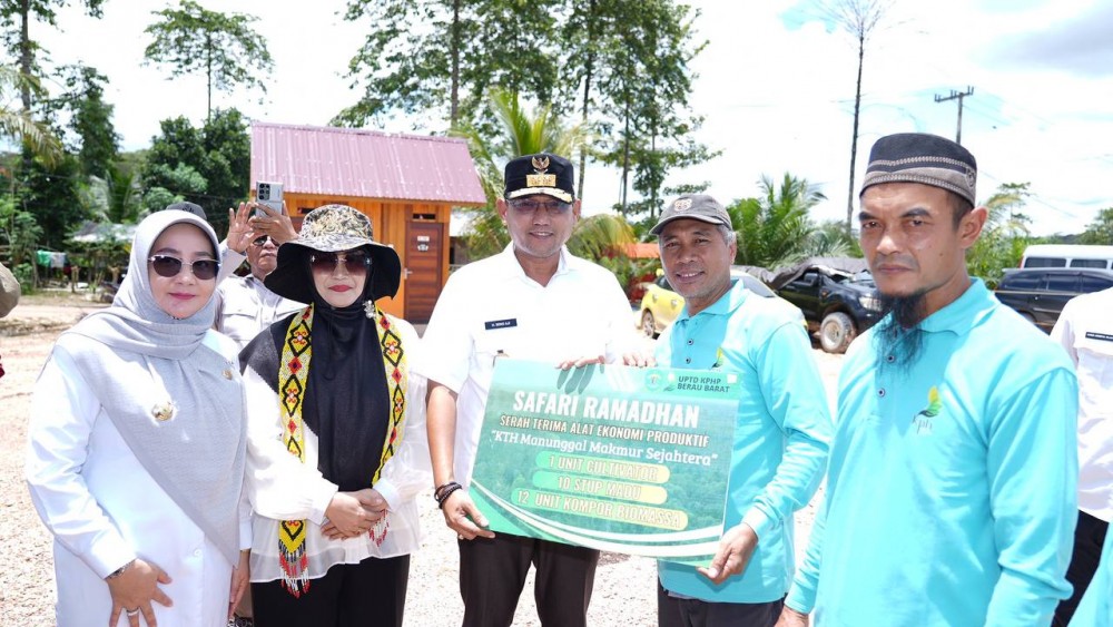 Wagub Seno Serahkan Bantuan Alat Ekonomi Produktif Bagi KTH Di Wilayah KPHP Berau Barat