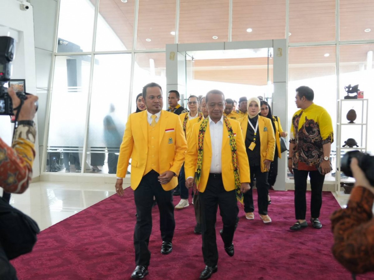 Gubernur Kaltim Sambut Kedatangan Menteri ESDM di Bandara APT Pranoto