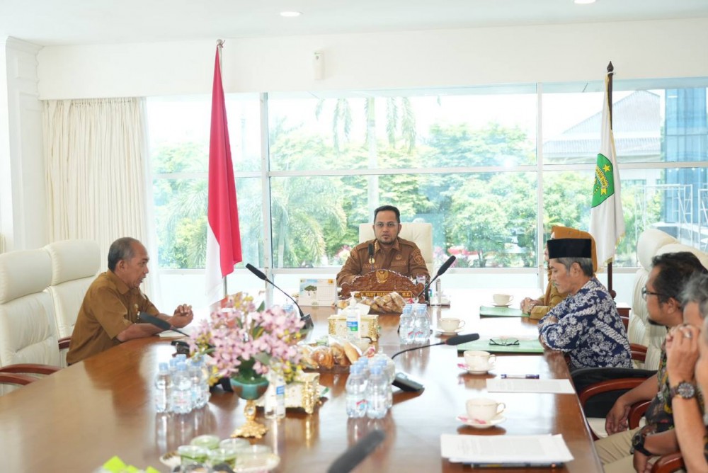 Peluncuran Buku Empat Dekade Perkebunan dan Diskusi Publik, Gubernur Harum Minta Perlu Hadirkan Menkeu dan Mentan