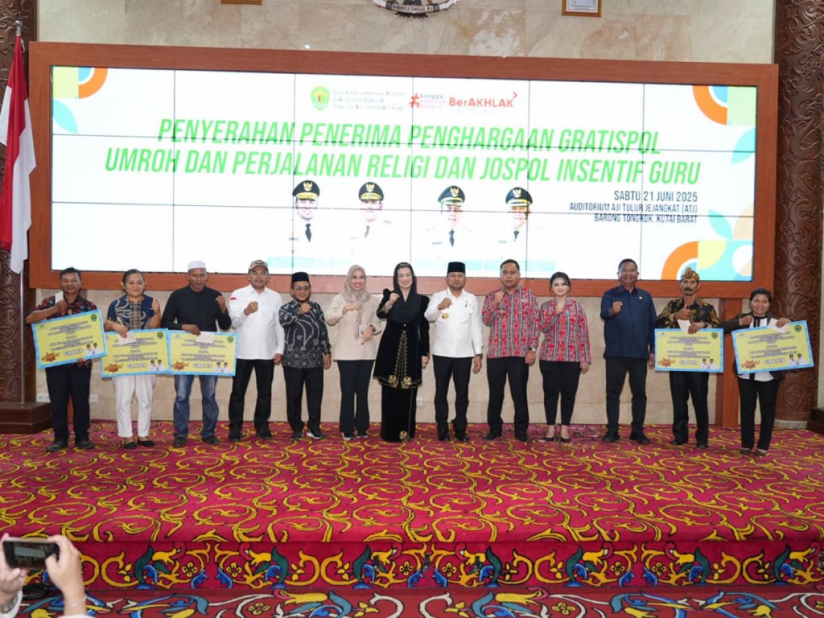 Serahkan Gratispol untuk Marbut dan Insentif Guru di Kubar, Gubernur: Gratispol Bukan Sekadar Slogan dan Hoaks