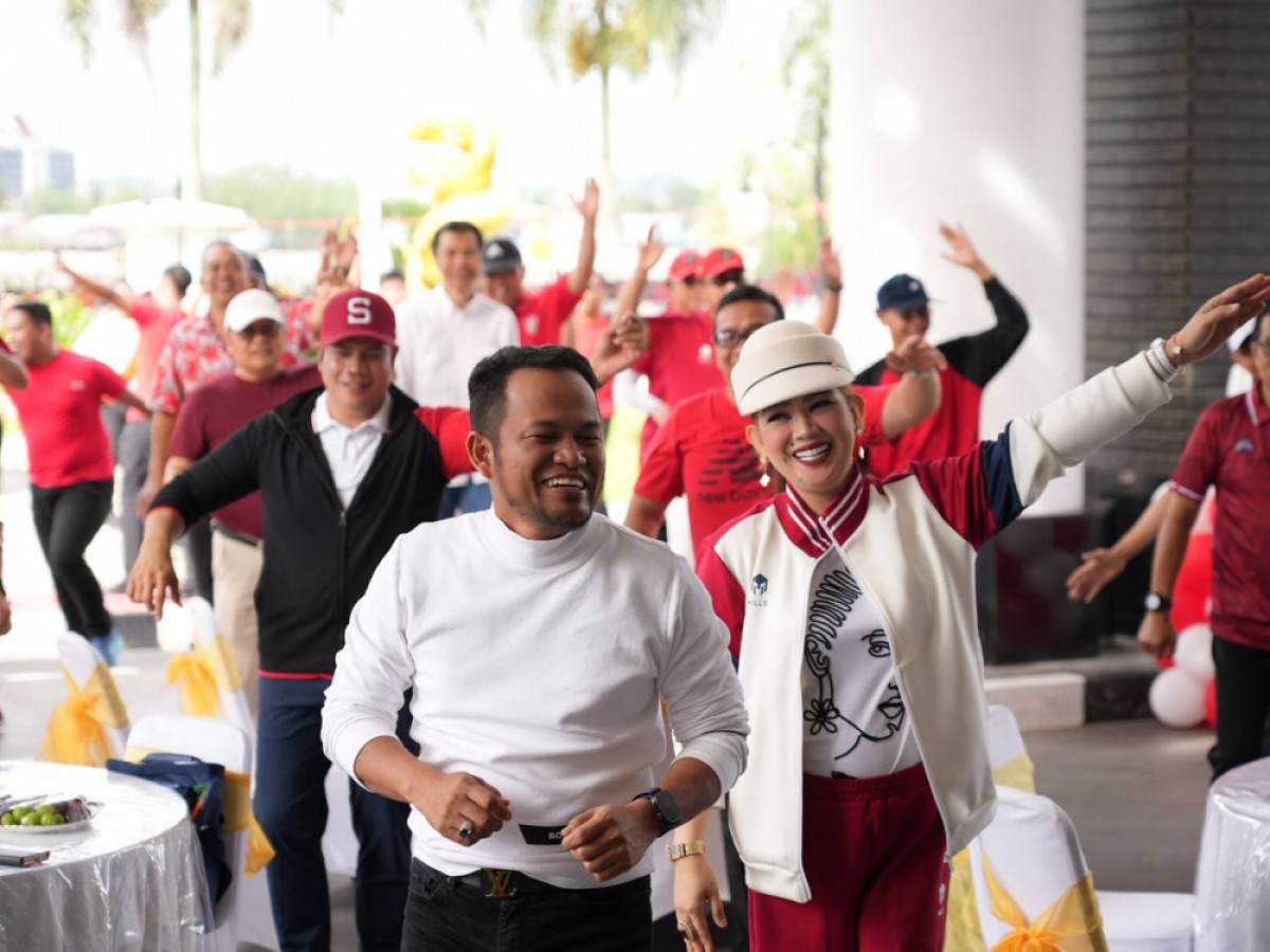 Meriahkan HUT ke 80 Kemerdekaan Republik Indonesia, Gubernur Harum Ikut Lomba Permainan Tradisional di Lamin Etam